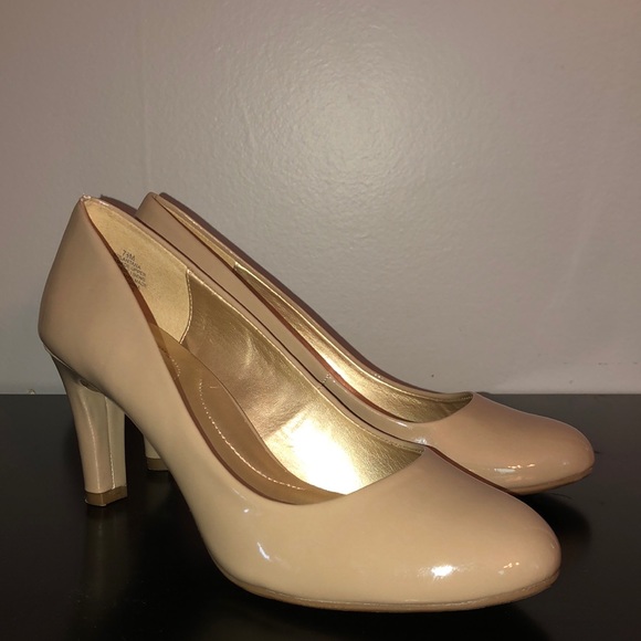 Bandolino Lantana Taupe Heels - Picture 7 of 8